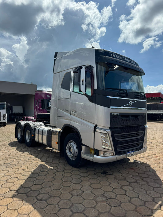 Marca/ Modelo: Volvo FH 460 Ano/Modelo: 19/20 Quilometragem: 660 K Tração: 6x4 Cor: Prata