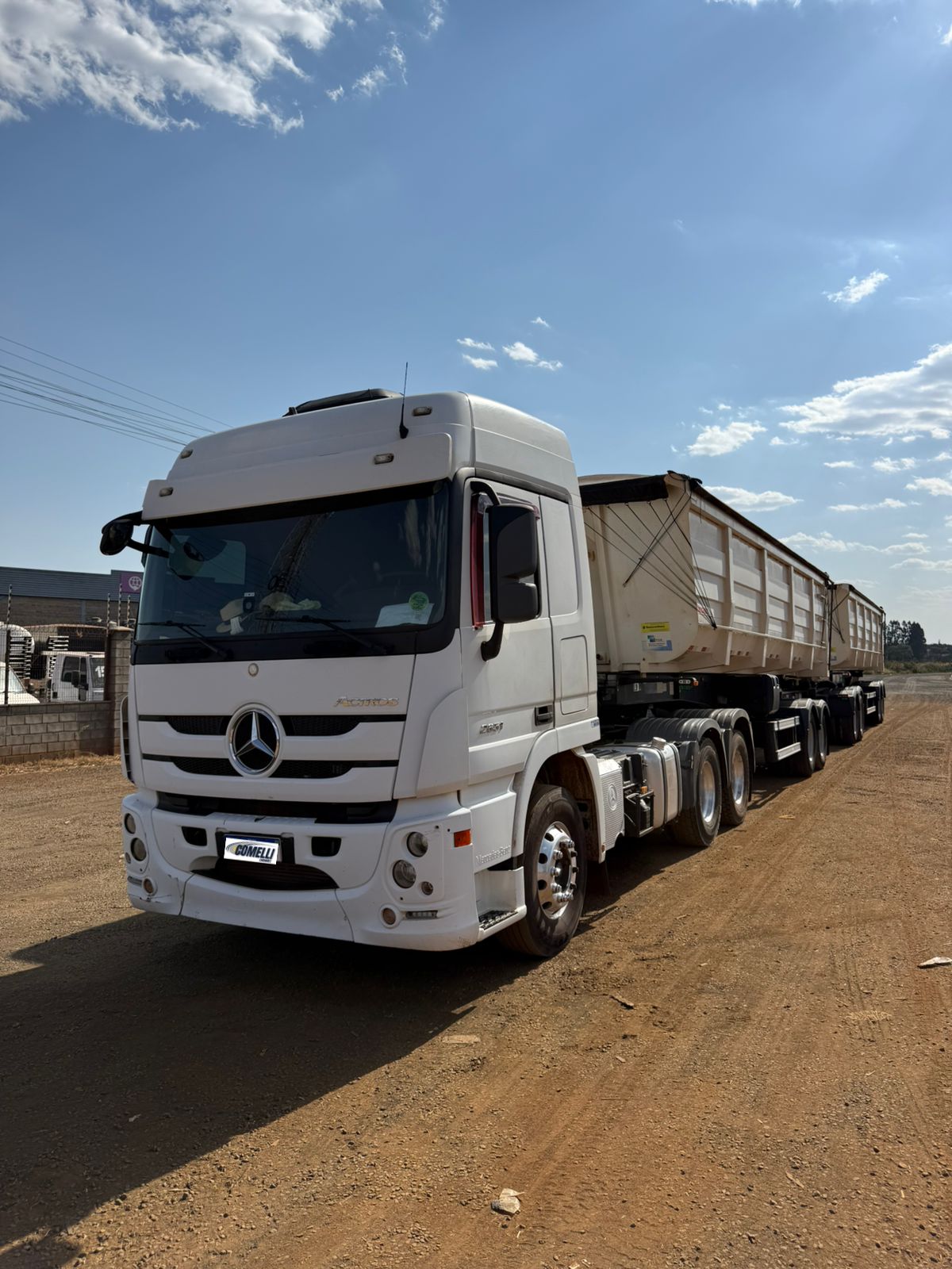 Marca/ Modelo:  Mercedes-Benz Actros + Rodocaçamba Fachini Ano/Modelo: 18/18 Quilometragem: 447K Tração: 6X4 Cor: Branco