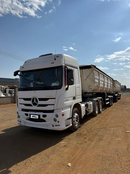 Marca/ Modelo:  Mercedes-Benz Actros + Rodocaçamba Fachini Ano/Modelo: 18/18 Quilometragem: 447K Tração: 6X4 Cor: Branco