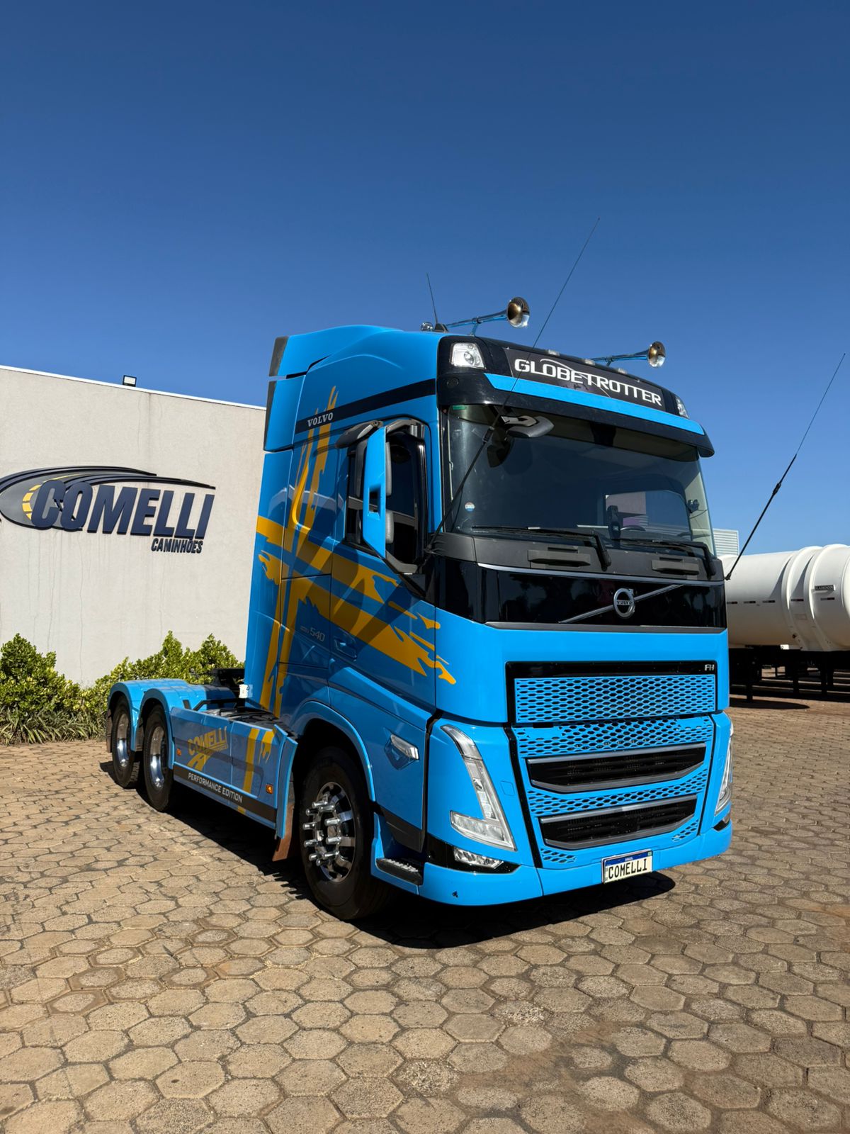 Marca/Modelo: Volvo FH 540 Ano/Modelo: 23/23 Tração: 6x4 molas Quilometragem:232k Cor: Azul