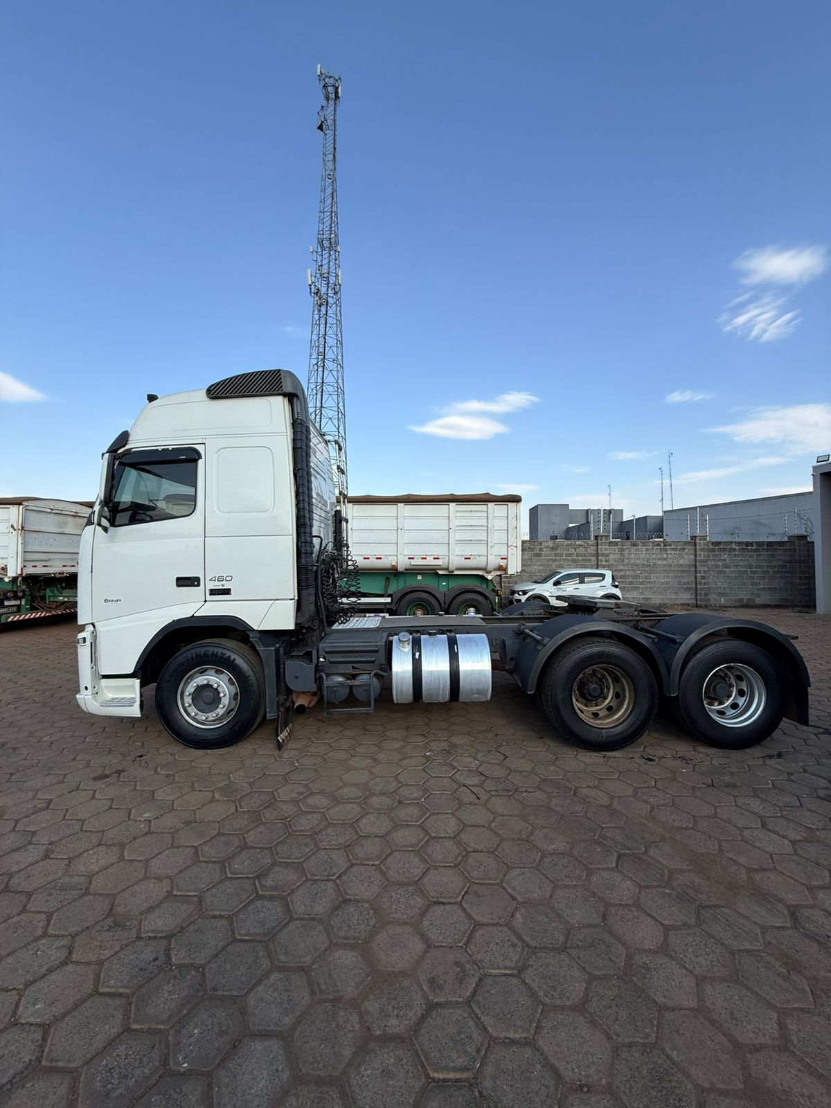 Marca/ Modelo: Volvo FH460 Ano/Modelo: 12/12 Quilometragem:1.115.900 K Tração: 6X2 Cor: Branco