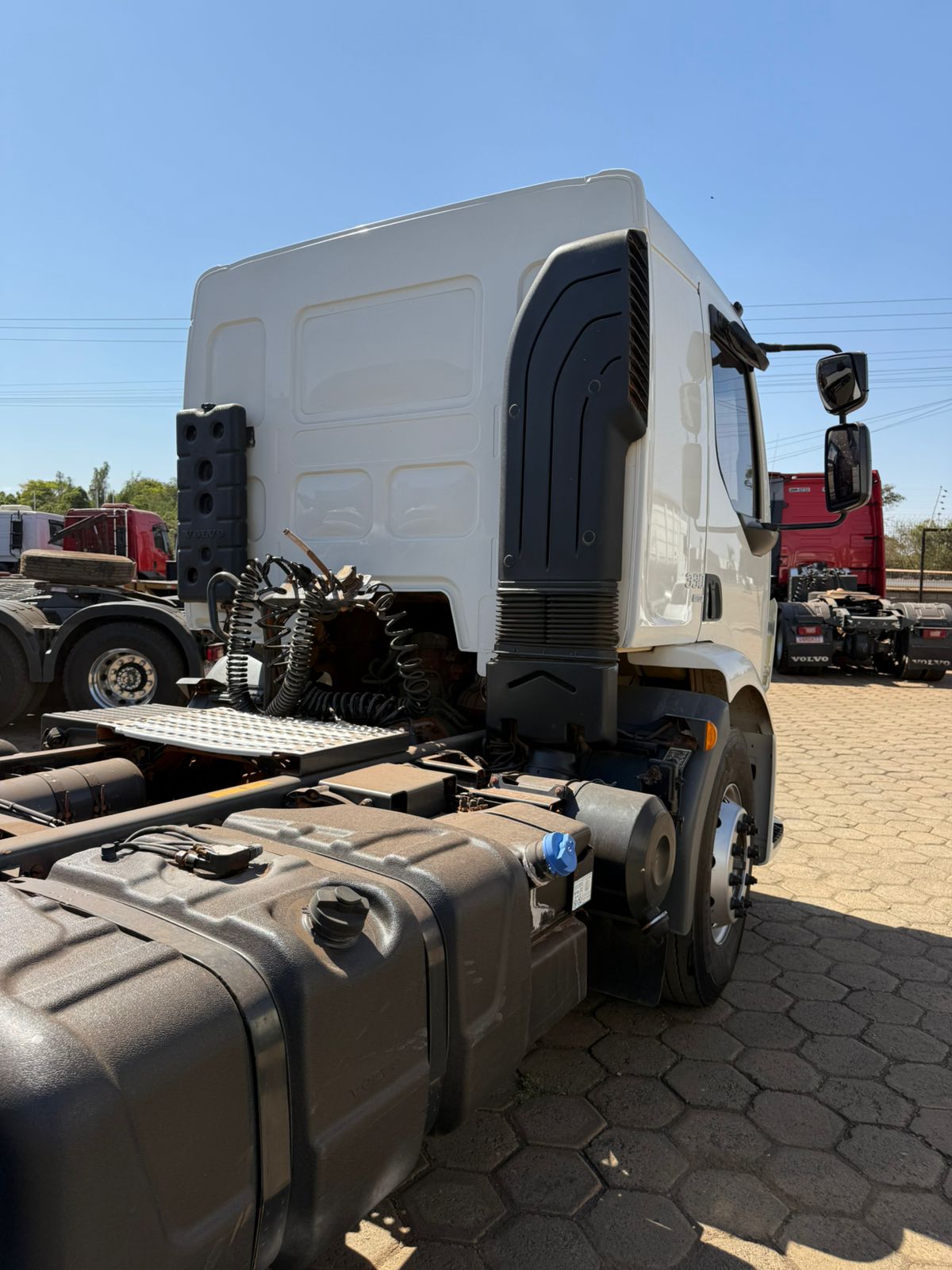 Marca/ Modelo: Volvo VM 330 Ano/Modelo: 17/18 Quilometragem: 469K Tração: 4X2 Cor: Branco