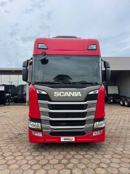 Marca/Modelo: Scania/540 Ano/Modelo: 22/22 Tração: 6x4 molas Quilometragem: 320 k Cor: Vermelha