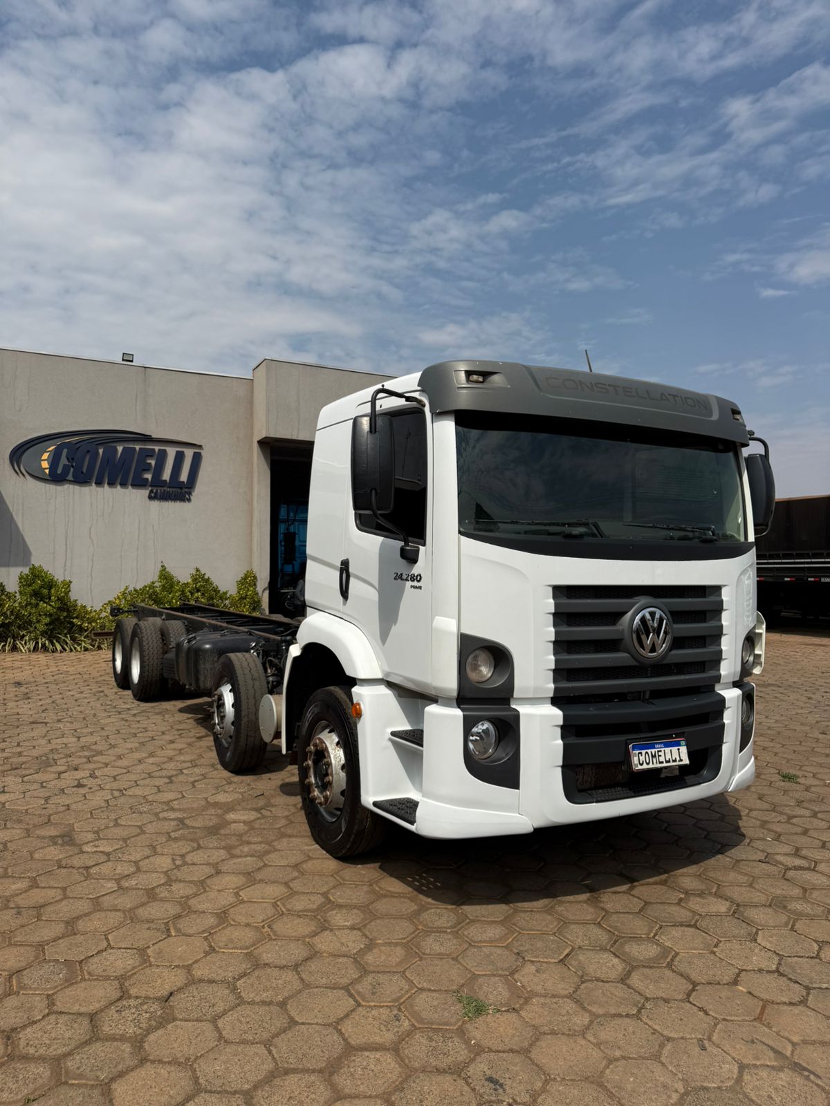 Marca/ Modelo: VW/Constellation 24.280 Ano/Modelo: 21/22 Quilometragem: 480K Tração: 8X2 Cor: Branco