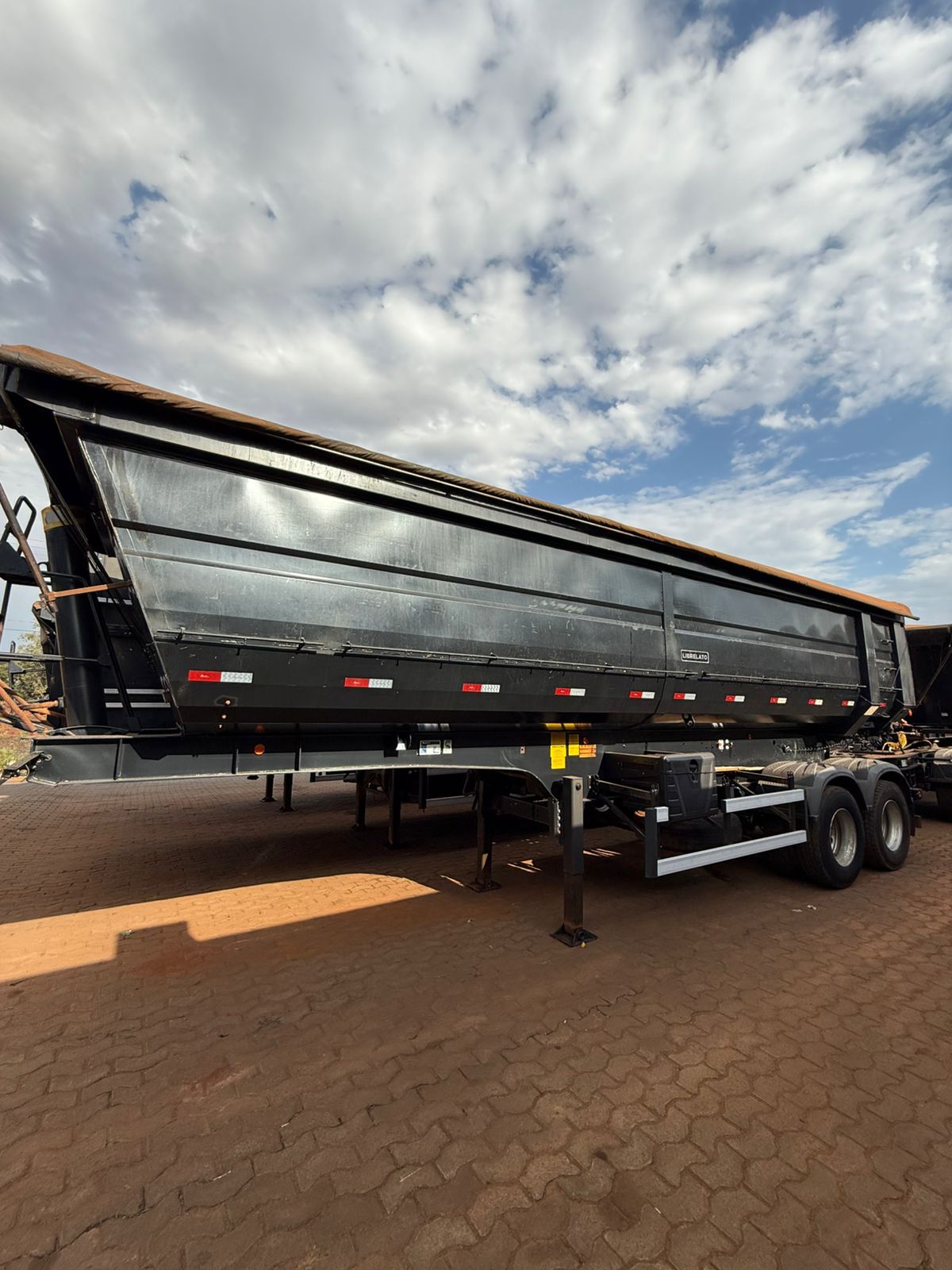 Marca/Modelo: Rodocaçamba Librelato / Ano/Modelo: 21/22 Cor: Preto