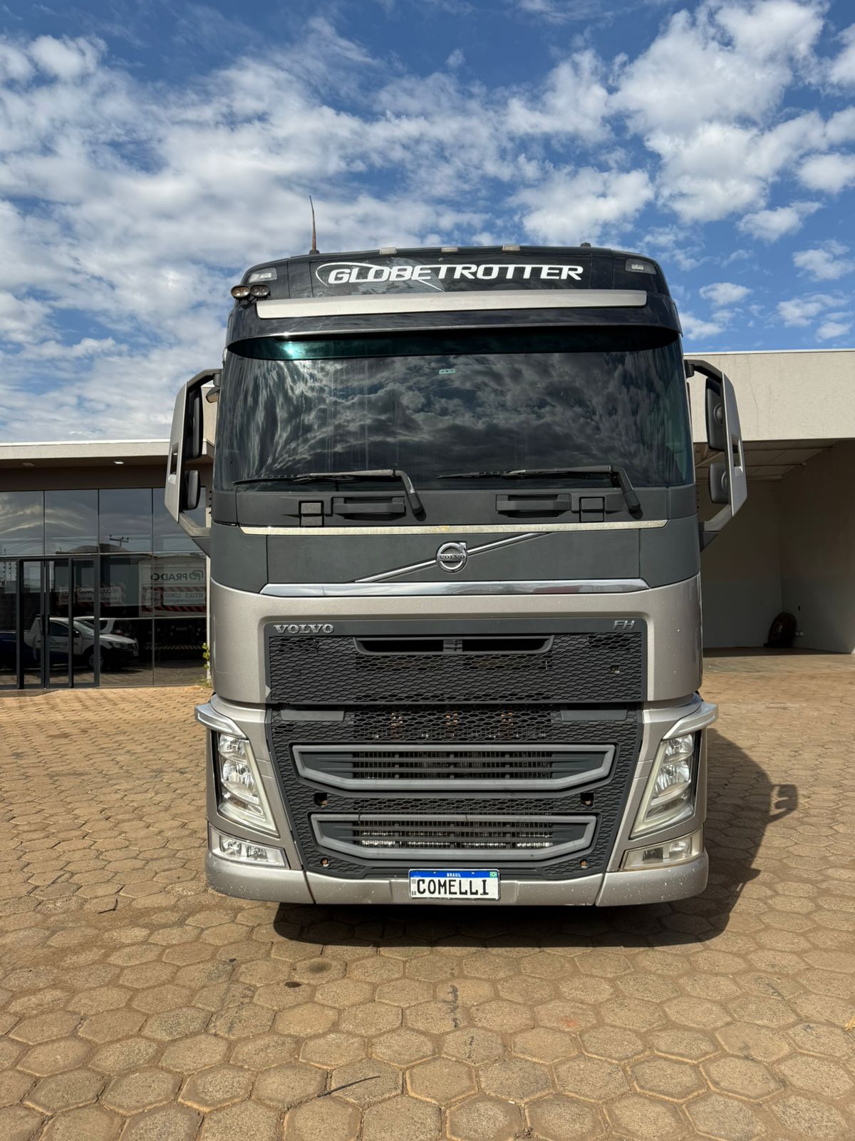 Marca/ Modelo: Volvo FH 540 Ano/Modelo: 15/16 Quilometragem:925Tração: 6x4 Cor: Cinza