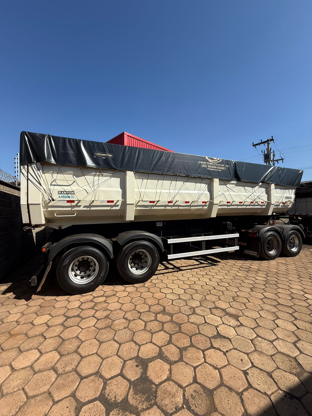Marca/Modelo: Rodocaçamba  Randon/ Ano/Modelo: 21/21/ Cor: Branco/ Com pneus