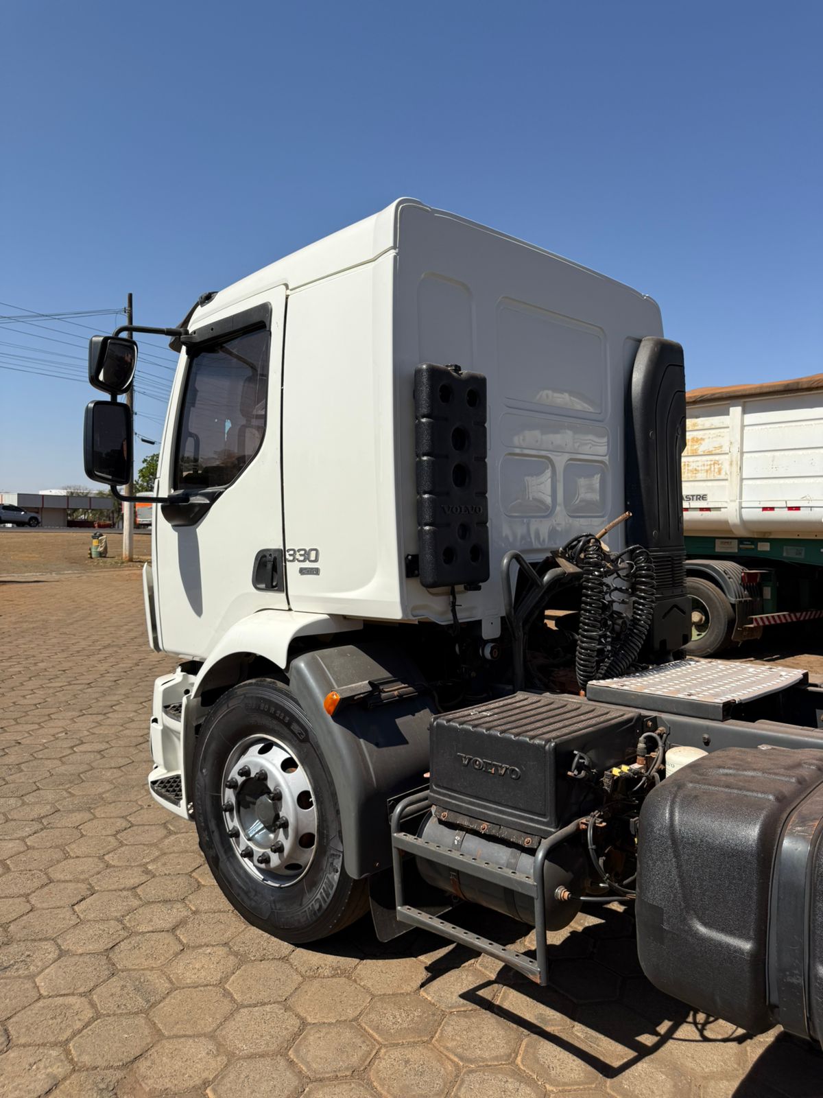 Marca/ Modelo: Volvo VM 330 Ano/Modelo: 17/18 Quilometragem: 469K Tração: 4X2 Cor: Branco