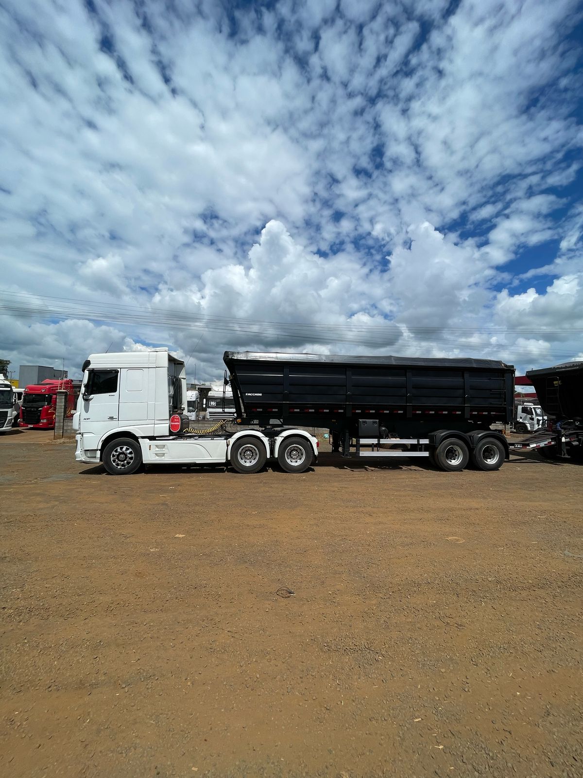 Ágio Caminhão Daf XF 530/ Ano/Modelo: 23/23 Tração: 6x4 Quilometragem: 126k