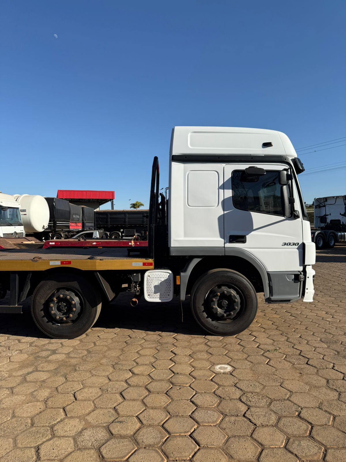 Marca/ Modelo: Mercedes-Benz/Atego 3039+Prancha Ano/Modelo: 18/19 Quilometragem: 208K Tração: 8X2 Cor: Branco