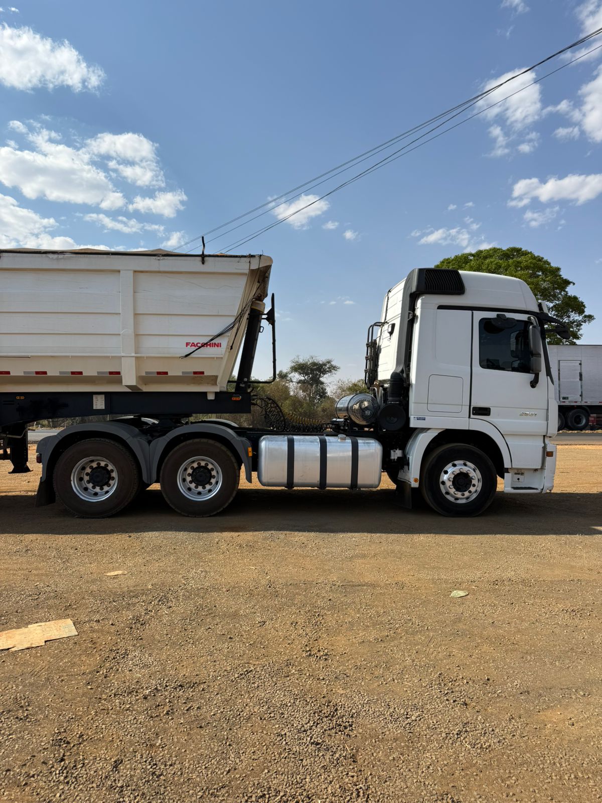 Marca/ Modelo:  Mercedes-Benz Actros + Rodocaçamba Fachini Ano/Modelo: 18/18 Quilometragem: 447K Tração: 6X4 Cor: Branco
