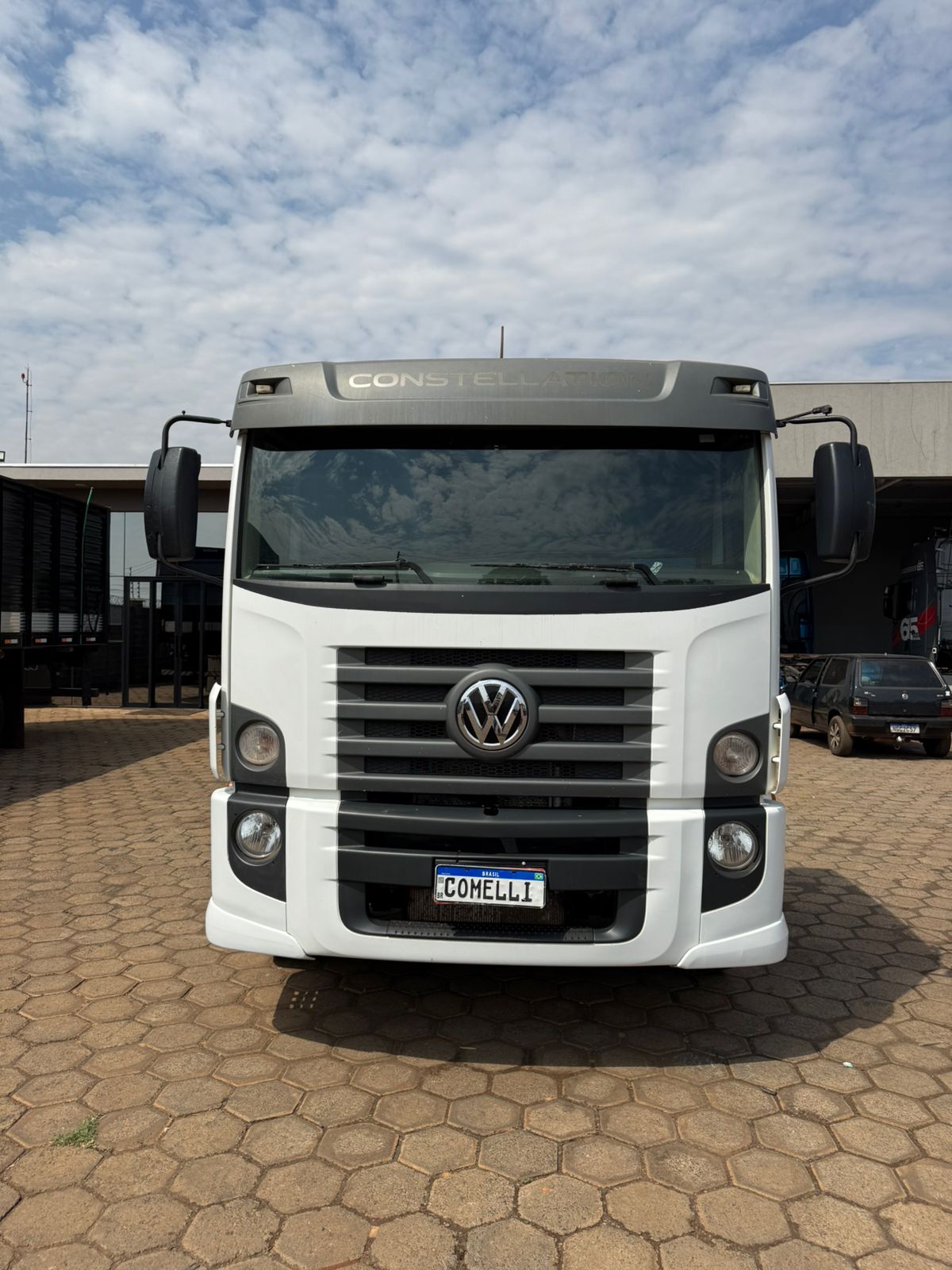 Marca/ Modelo: VW/Constellation 24.280 Ano/Modelo: 21/22 Quilometragem: 480K Tração: 8X2 Cor: Branco