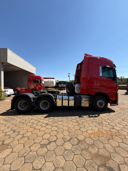 Marca/ Modelo: Volvo FH 540 Ano/Modelo: 17/18 Quilometragem: 781K Tração: 6X4 Cor: Vermelho