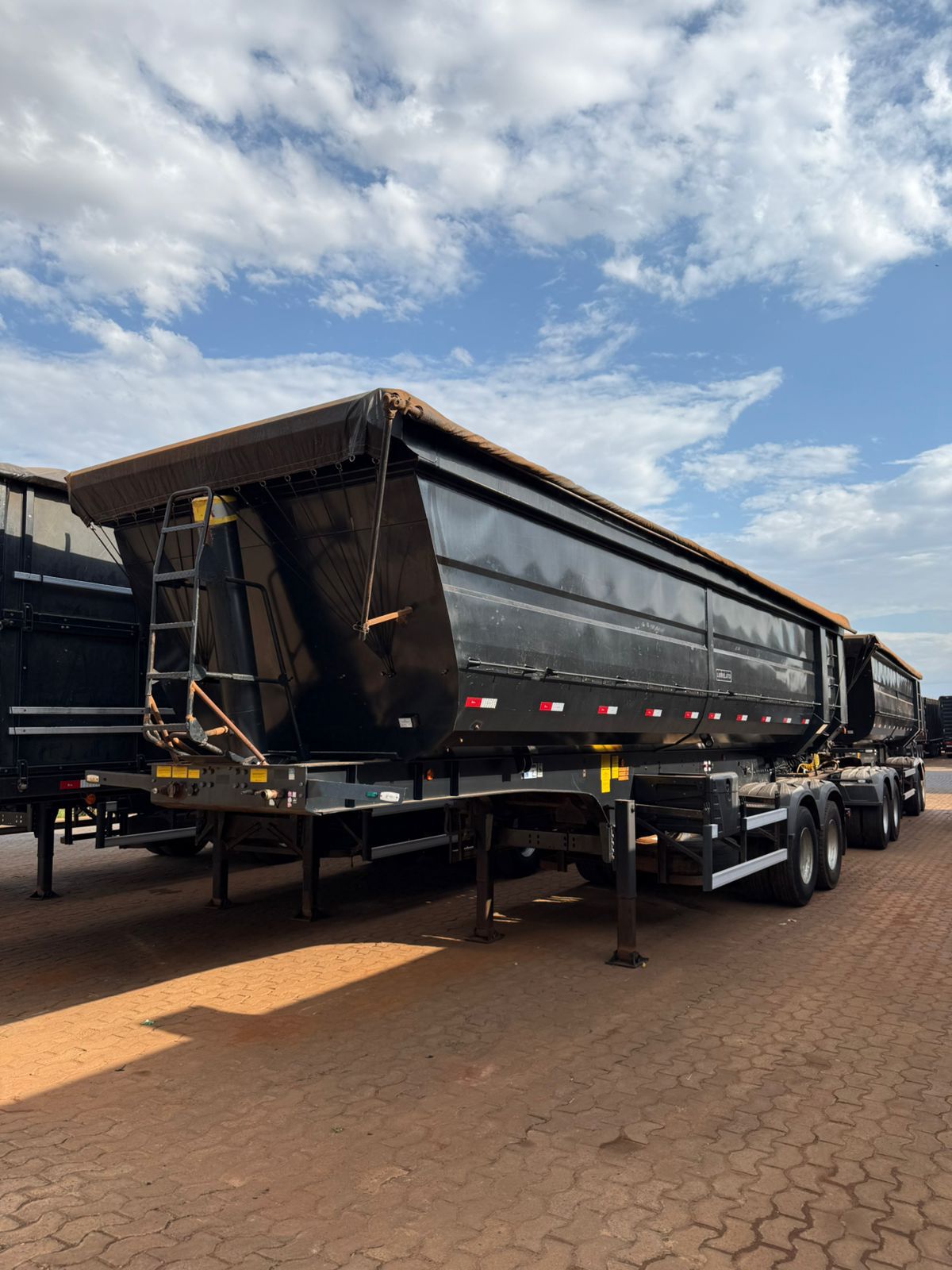 Marca/Modelo: Rodocaçamba Librelato / Ano/Modelo: 21/22 Cor: Preto