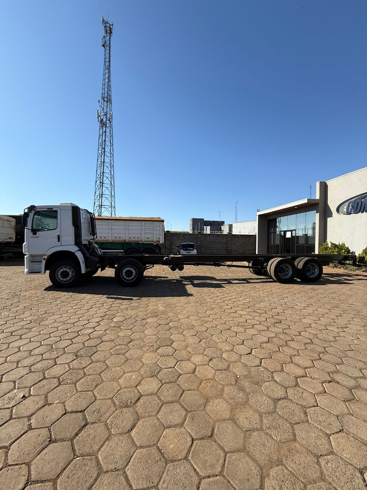 Marca/ Modelo:Ford cargo 816s Ano/Modelo: 15/15 Tração: 3/4 4X2 Cor: Branco