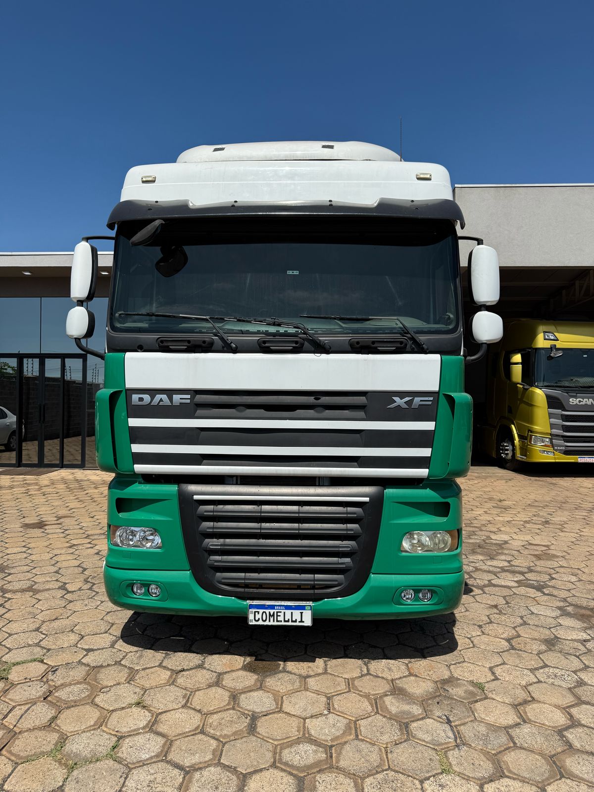 Marca/Modelo: Daf Ano/Modelo: 16/16 Tração: 6X2 molas Quilometragem: 395k Cor: Branco