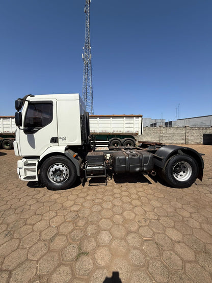 Marca/ Modelo: Volvo VM 330 Ano/Modelo: 17/18 Quilometragem: 469K Tração: 4X2 Cor: Branco