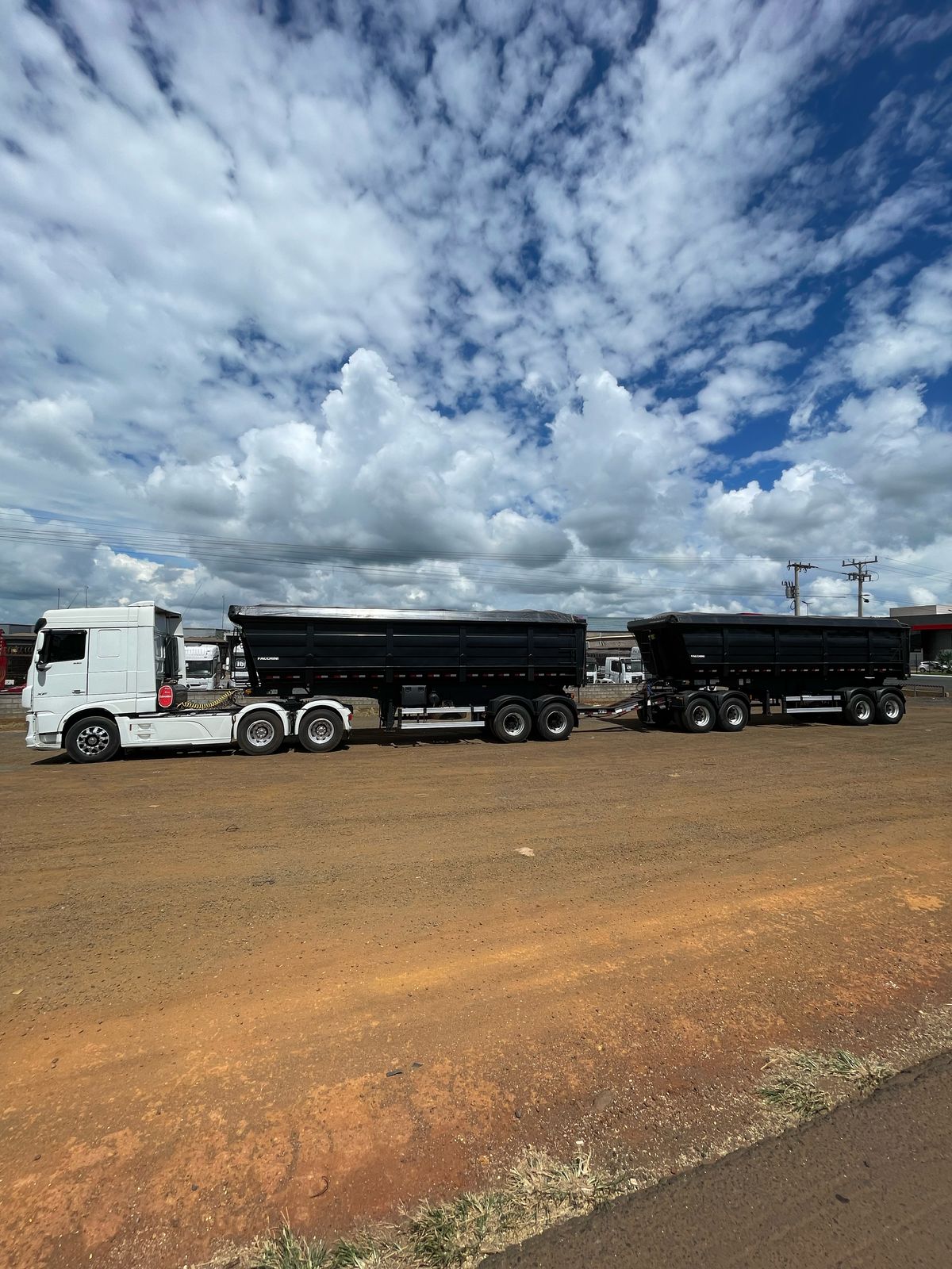 Ágio Caminhão Daf XF 530/ Ano/Modelo: 23/23 Tração: 6x4 Quilometragem: 126k