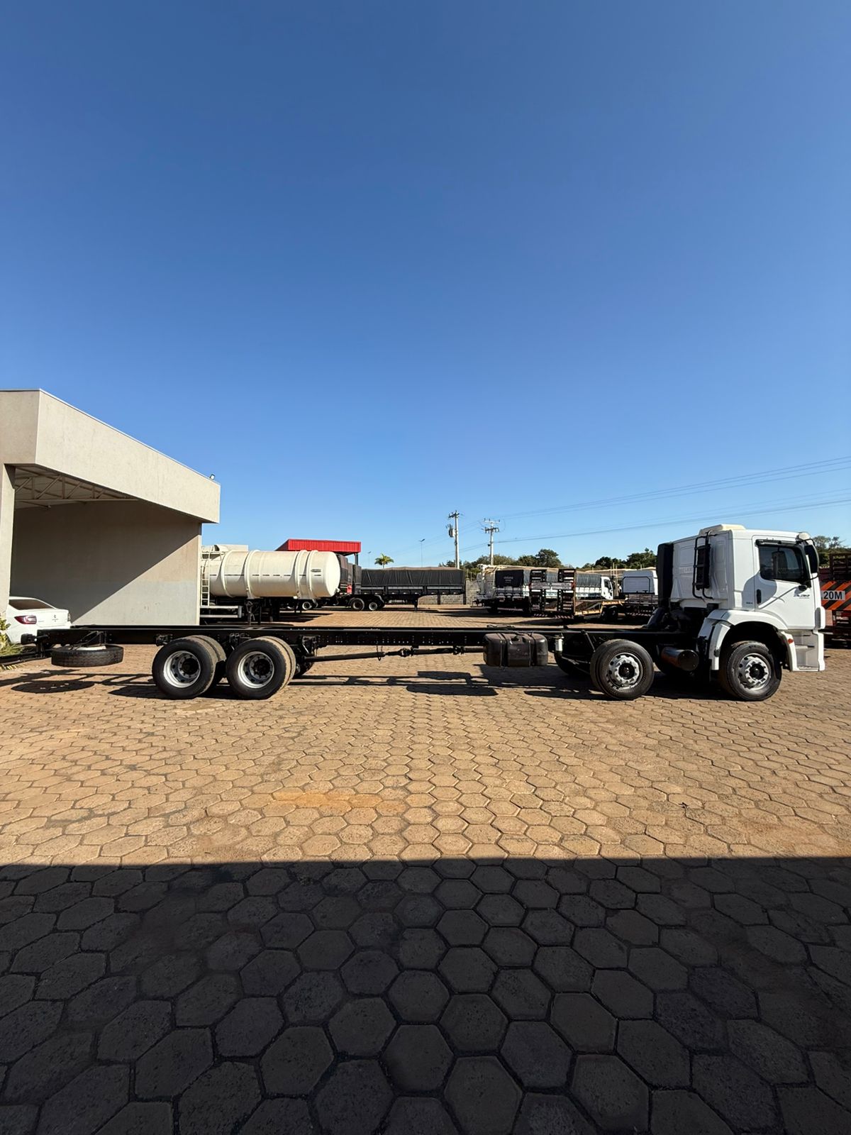 Marca/ Modelo:Ford cargo 816s Ano/Modelo: 15/15 Tração: 3/4 4X2 Cor: Branco