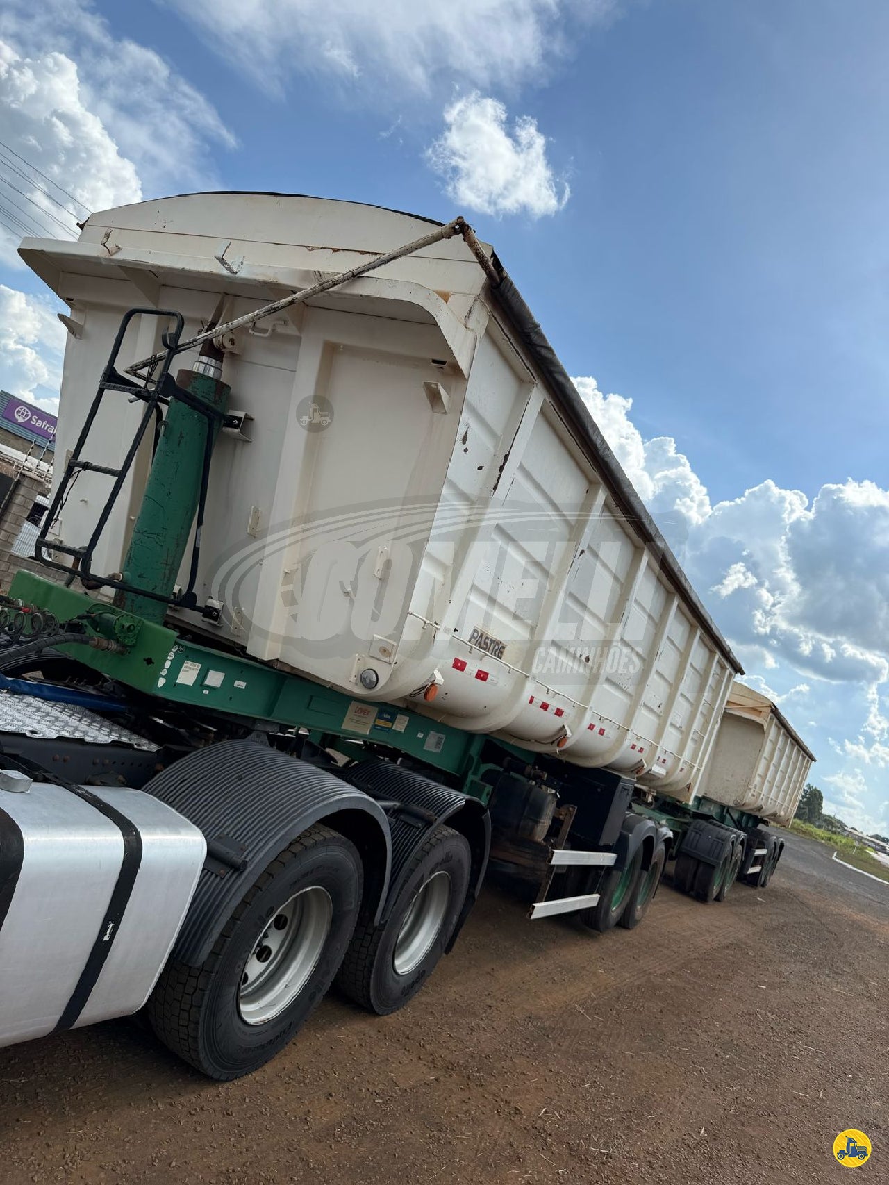 Marca/Modelo: Rodocaçamba / Ano/Modelo: 13/13 Cor: Branco Com pneus