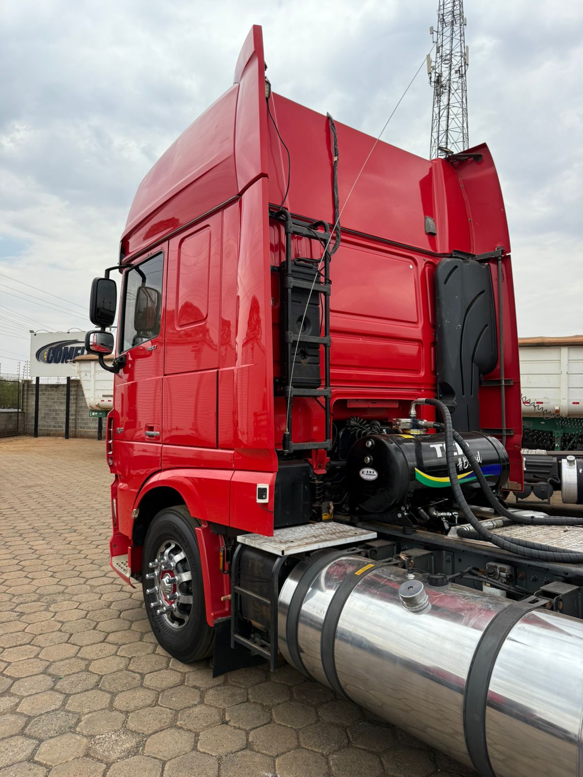 Marca/ Modelo: DAF FX FTS 480 Super Space Ano/Modelo: 21/21 Quilometragem: 534K Tração: 6X2 Cor: Vermelho