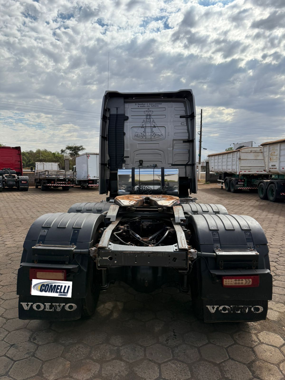 Marca/ Modelo: Volvo FH 540 Ano/Modelo: 15/16 Quilometragem:925Tração: 6x4 Cor: Cinza