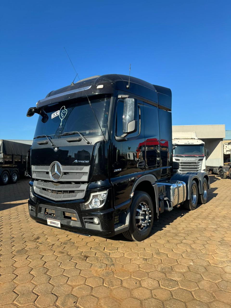 Marca/Modelo: Mercedes Benz /2651  Ano/Modelo: 2022/2022  Quilometragem: 163k  Tração 6x4  Cor: Preto  Suspensão de Mola