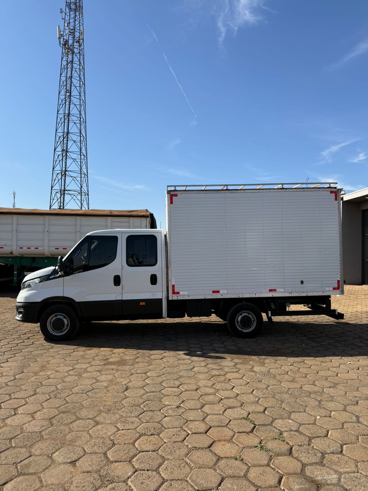 Marca/Modelo: Caminhão Iveco Daily 45-170/ Ano/Modelo: 21/22 Tração: 4x2 Quilometragem: 80K