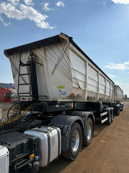 Marca/ Modelo:  Mercedes-Benz Actros + Rodocaçamba Fachini Ano/Modelo: 18/18 Quilometragem: 447K Tração: 6X4 Cor: Branco