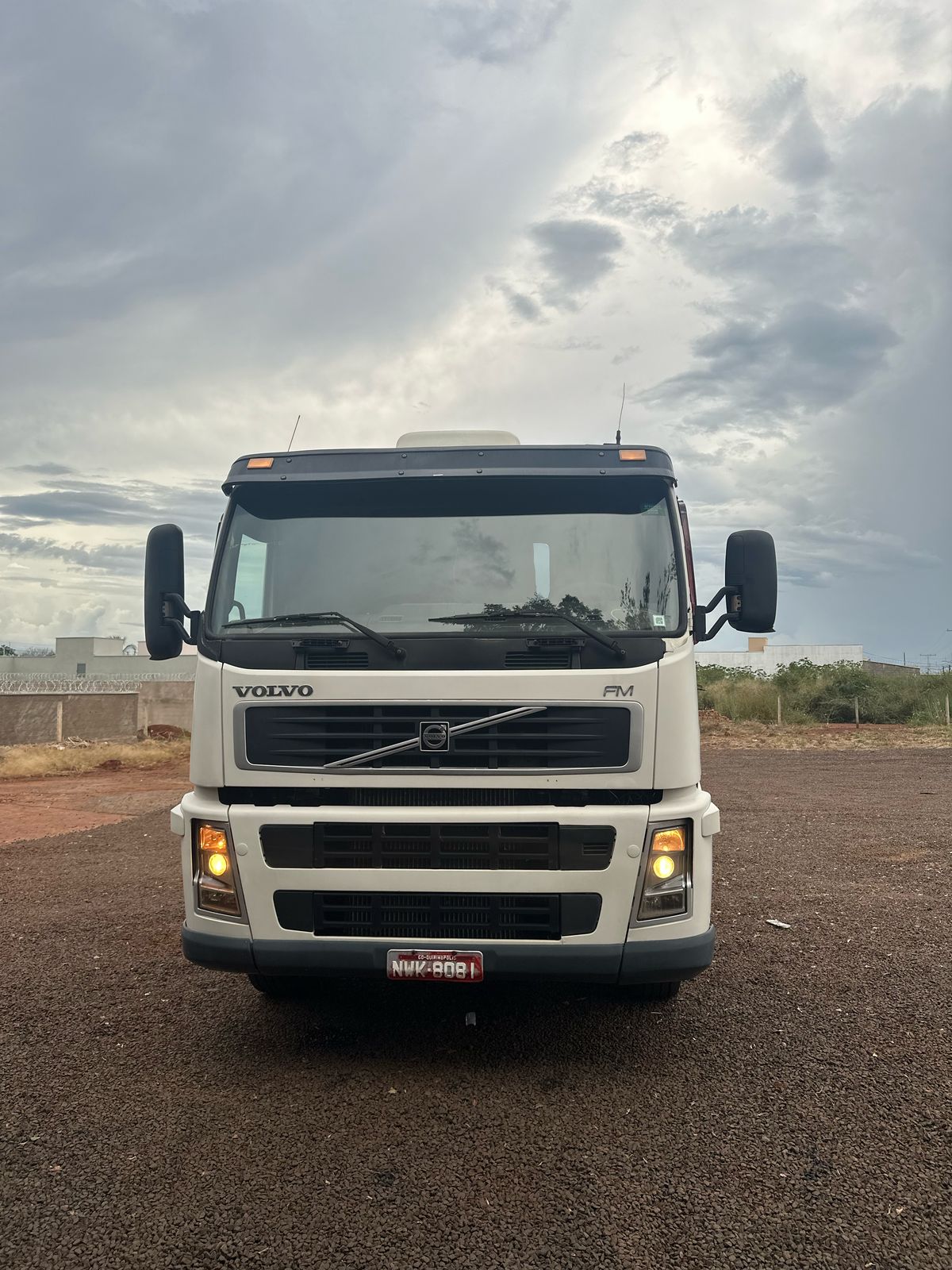 Marca/Modelo: Volvo FM 480/ Ano/Modelo: 10/10 Tração: 6x4 Cor: Branco