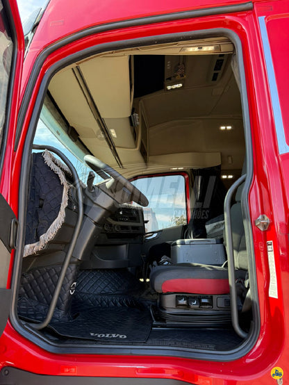 Volvo FH 540/ Ano/Modelo: 21/21 Tração: 6x4 Quilometragem: 539k