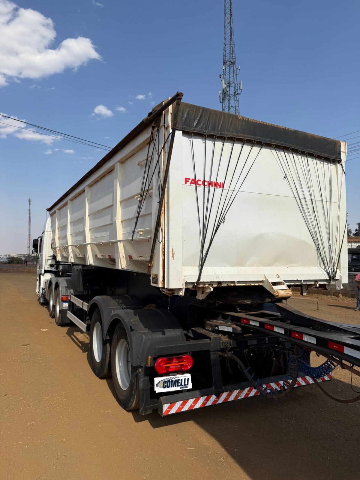 Marca/ Modelo:  Mercedes-Benz Actros + Rodocaçamba Fachini Ano/Modelo: 18/18 Quilometragem: 447K Tração: 6X4 Cor: Branco