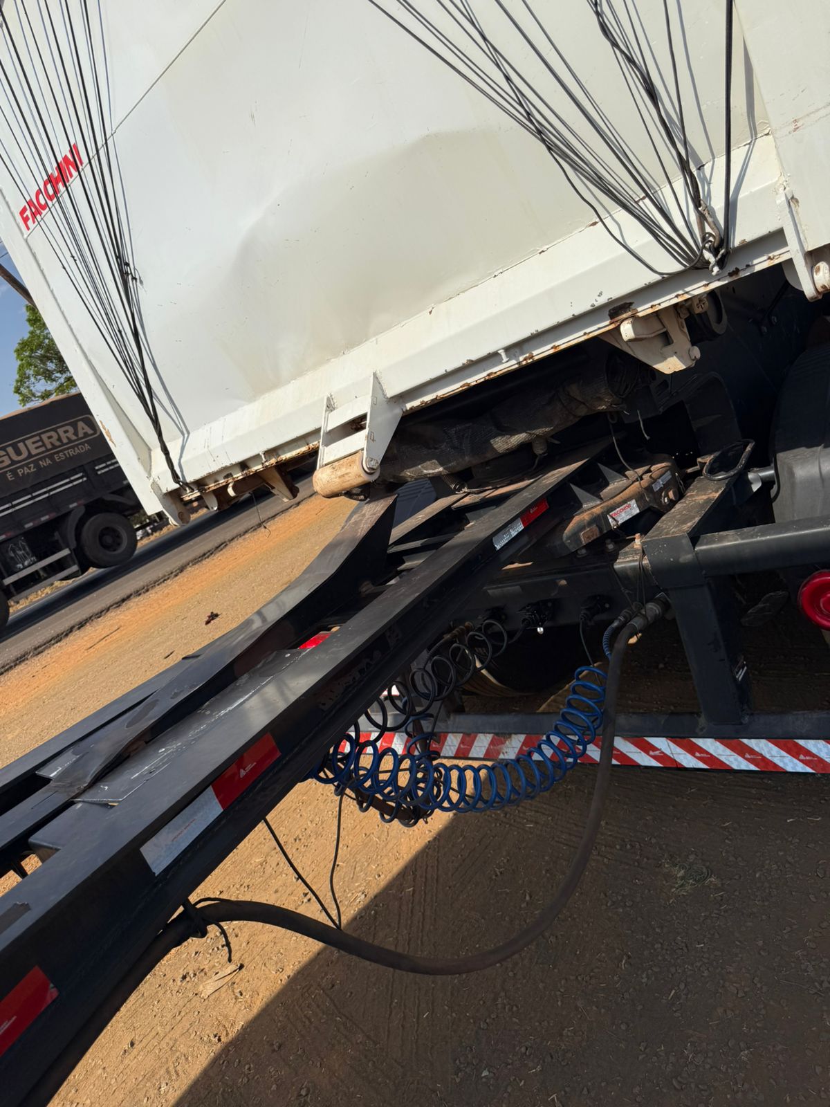 Marca/ Modelo:  Mercedes-Benz Actros + Rodocaçamba Fachini Ano/Modelo: 18/18 Quilometragem: 447K Tração: 6X4 Cor: Branco
