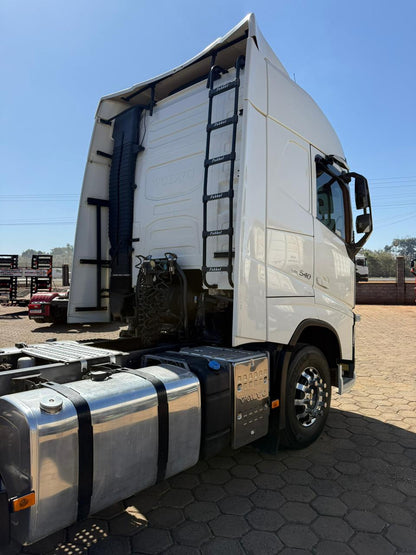 Volvo FH540/ Ano/Modelo: 21/21 Tração: 6x4 Quilometragem: 498k