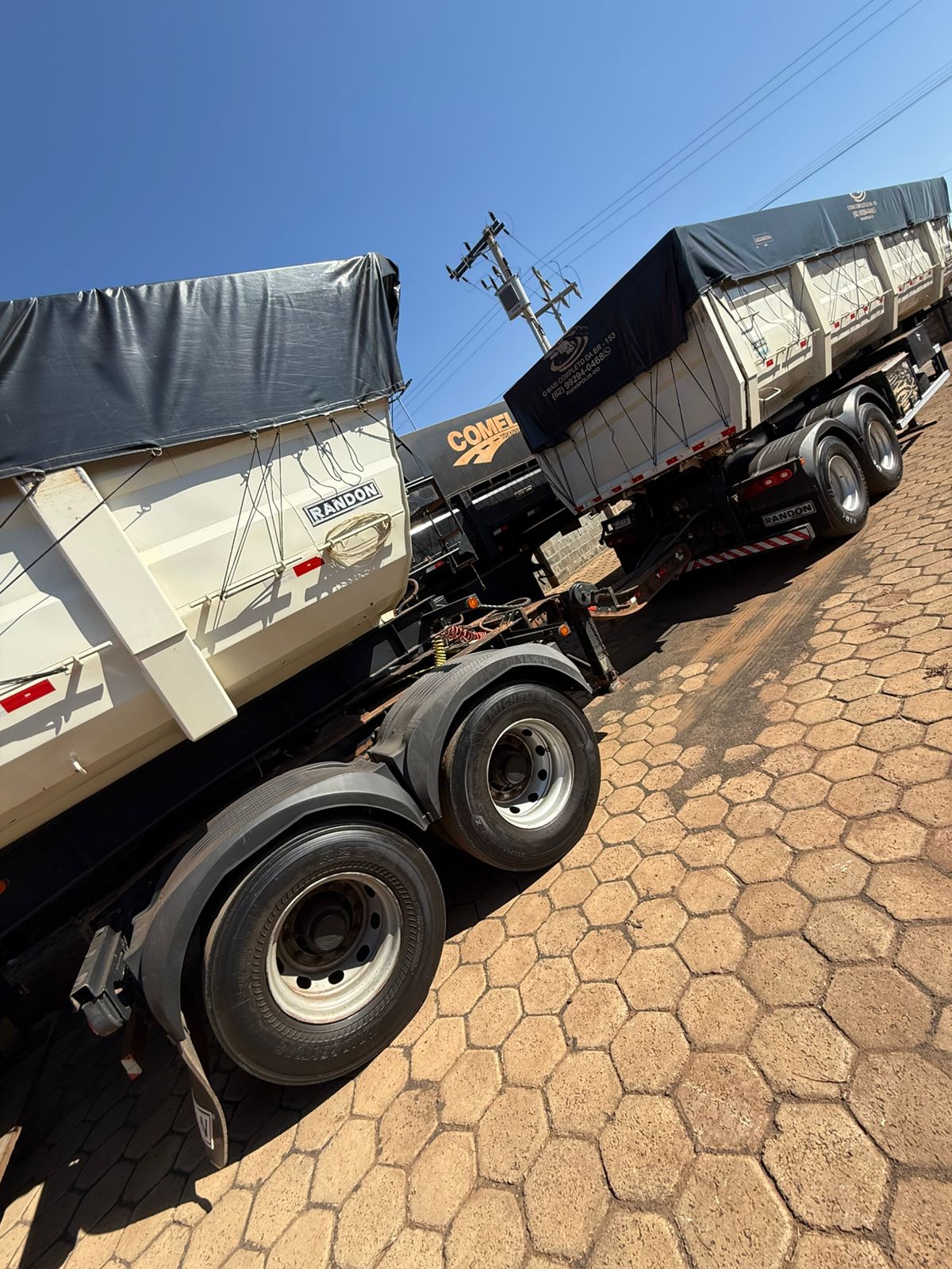 Marca/Modelo: Rodocaçamba  Randon/ Ano/Modelo: 21/21/ Cor: Branco/ Com pneus