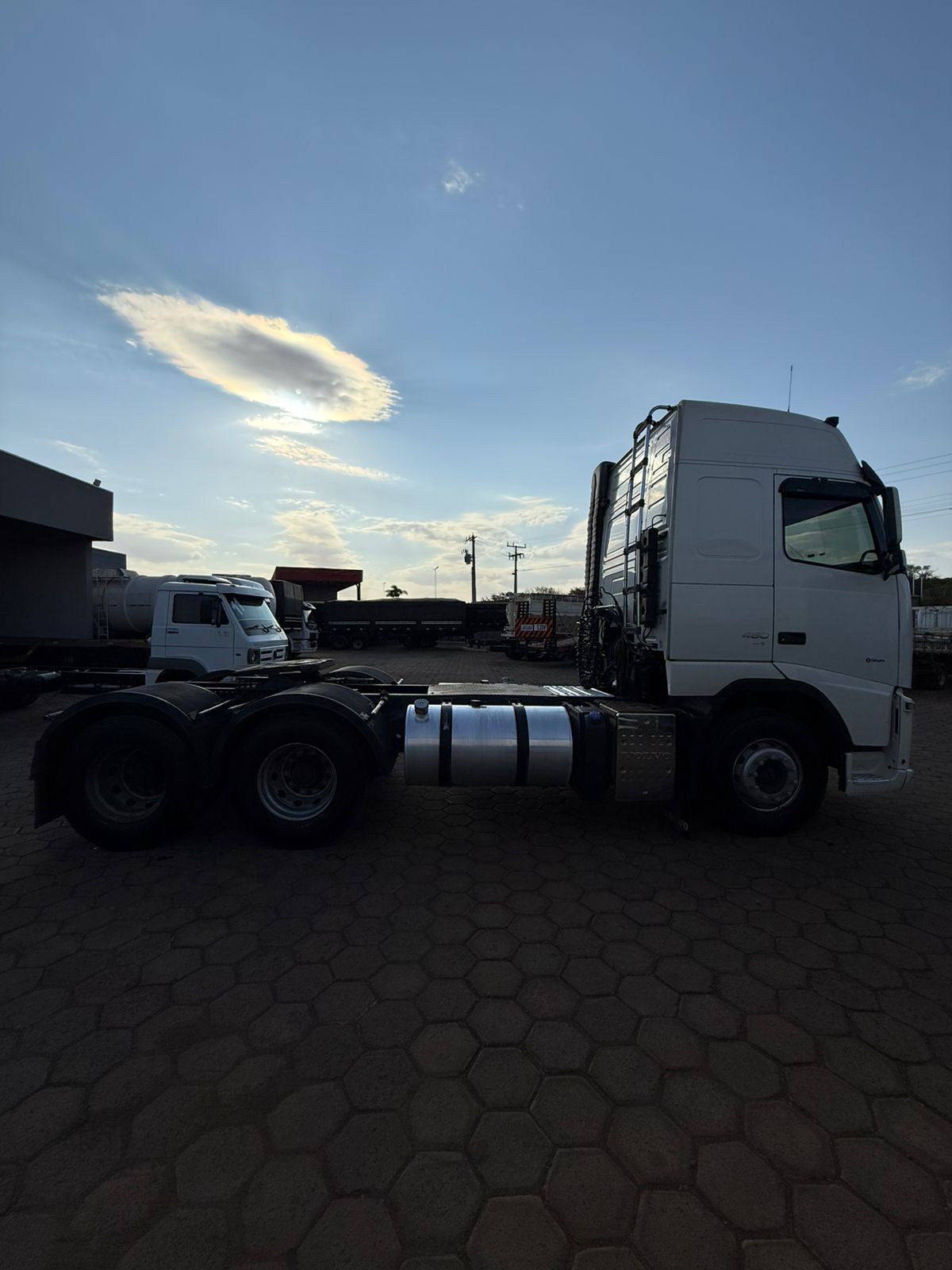 Marca/ Modelo: Volvo FH460 Ano/Modelo: 12/12 Quilometragem:1.115.900 K Tração: 6X2 Cor: Branco