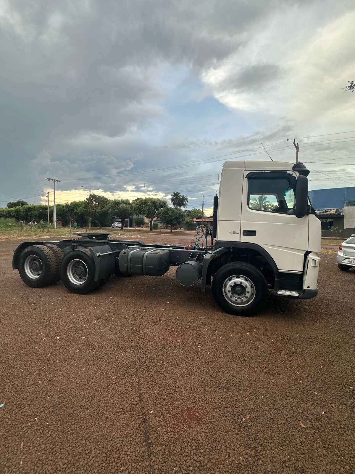 Marca/Modelo: Volvo FM 480/ Ano/Modelo: 10/10 Tração: 6x4 Cor: Branco