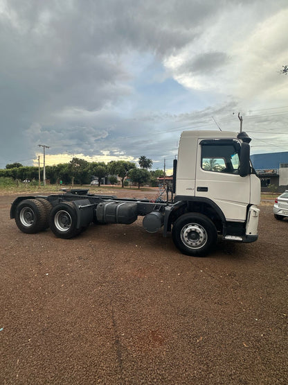 Marca/Modelo: Volvo FM 480/ Ano/Modelo: 10/10 Tração: 6x4 Cor: Branco