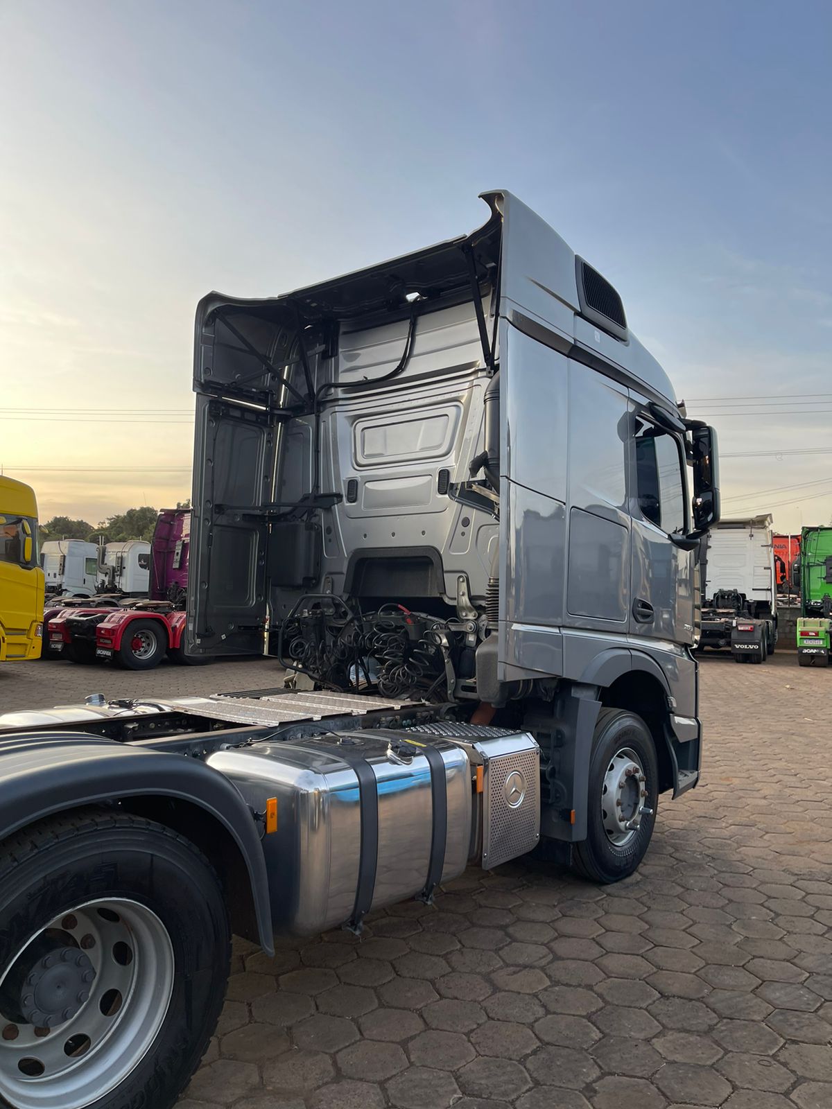 MARCA/MODELO: MERCEDES /2651 /ANO/MODELO: 2022/2022/TRAÇÃO: 6x4 COR: CINZA/QUILOMETRAGEM: 184k