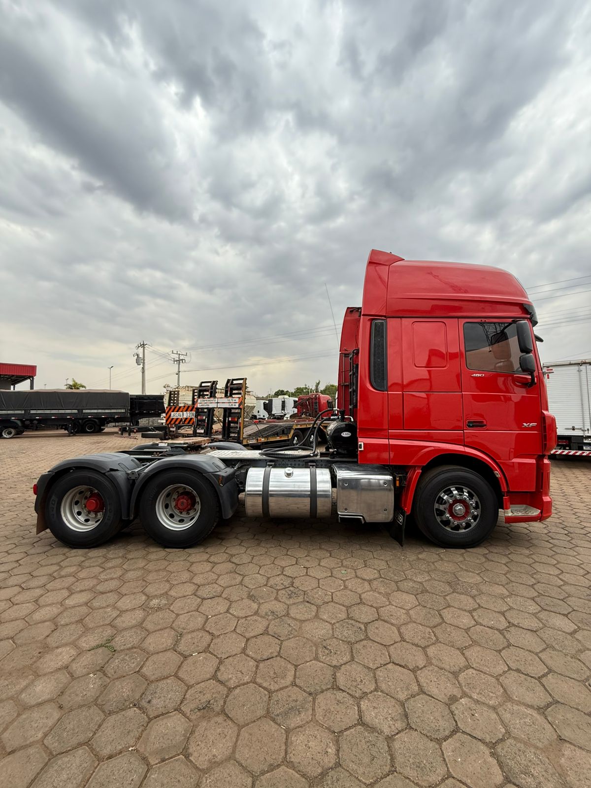 Marca/ Modelo: DAF FX FTS 480 Super Space Ano/Modelo: 21/21 Quilometragem: 534K Tração: 6X2 Cor: Vermelho