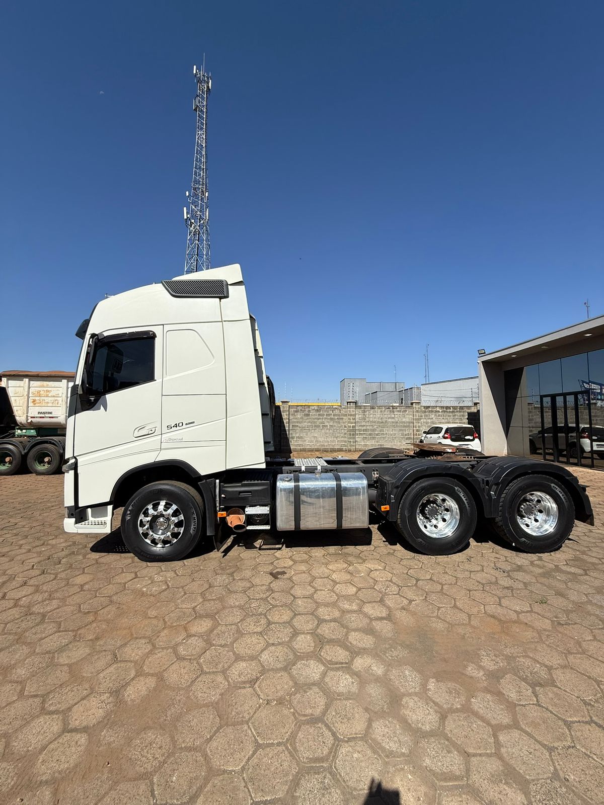 Volvo FH540/ Ano/Modelo: 21/21 Tração: 6x4 Quilometragem: 498k