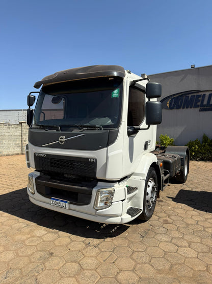 Marca/ Modelo: Volvo VM 330 Ano/Modelo: 17/18 Quilometragem: 469K Tração: 4X2 Cor: Branco