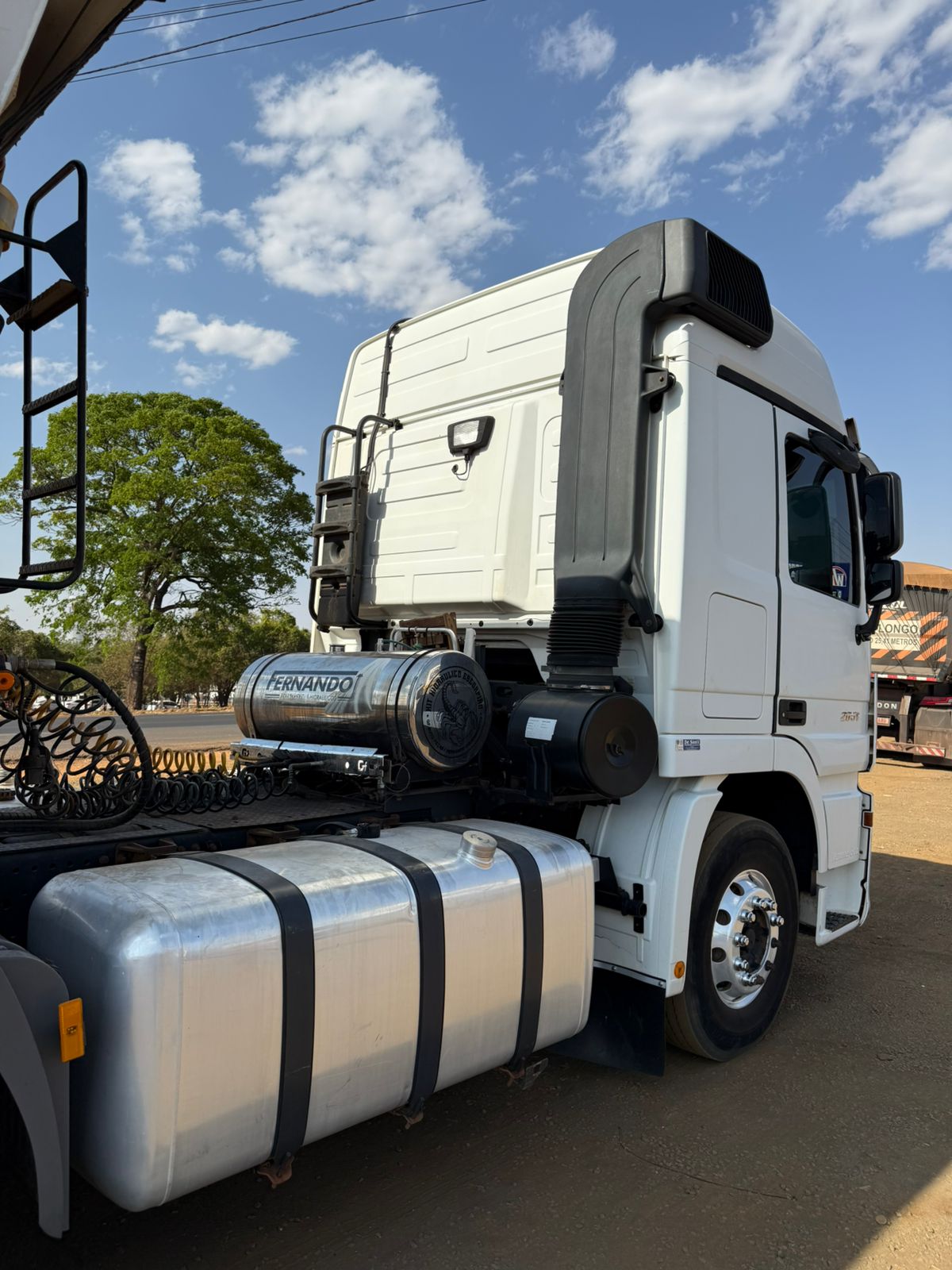 Marca/ Modelo:  Mercedes-Benz Actros + Rodocaçamba Fachini Ano/Modelo: 18/18 Quilometragem: 447K Tração: 6X4 Cor: Branco