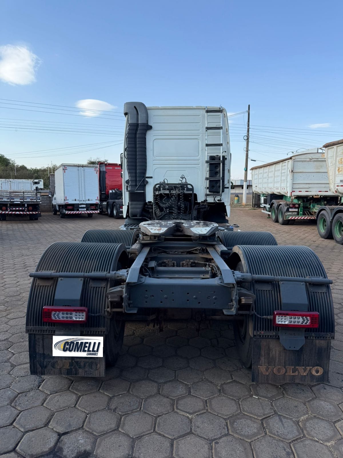 Marca/ Modelo: Volvo FH460 Ano/Modelo: 12/12 Quilometragem:1.115.900 K Tração: 6X2 Cor: Branco
