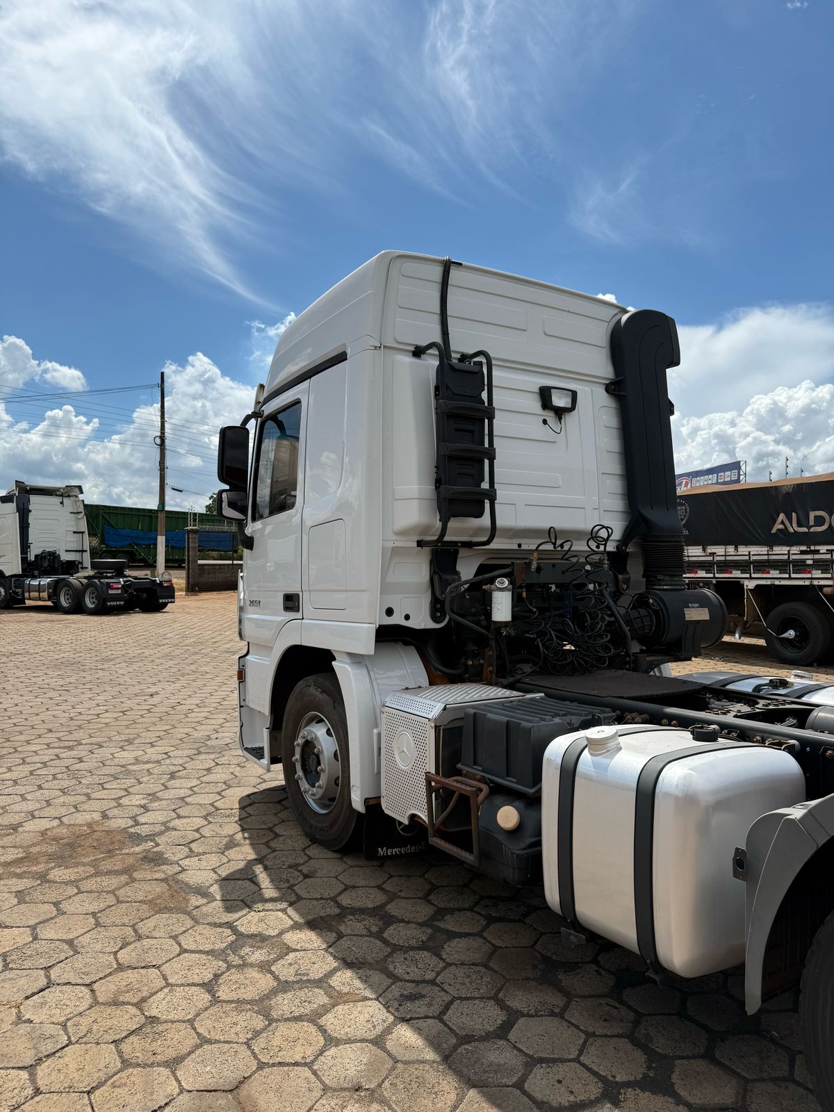 Marca/Modelo: Mercedes benz Actros 2651 Ano/Modelo: 16/16 Tração: 6x4 Quilometragem: 400k Cor: Branco