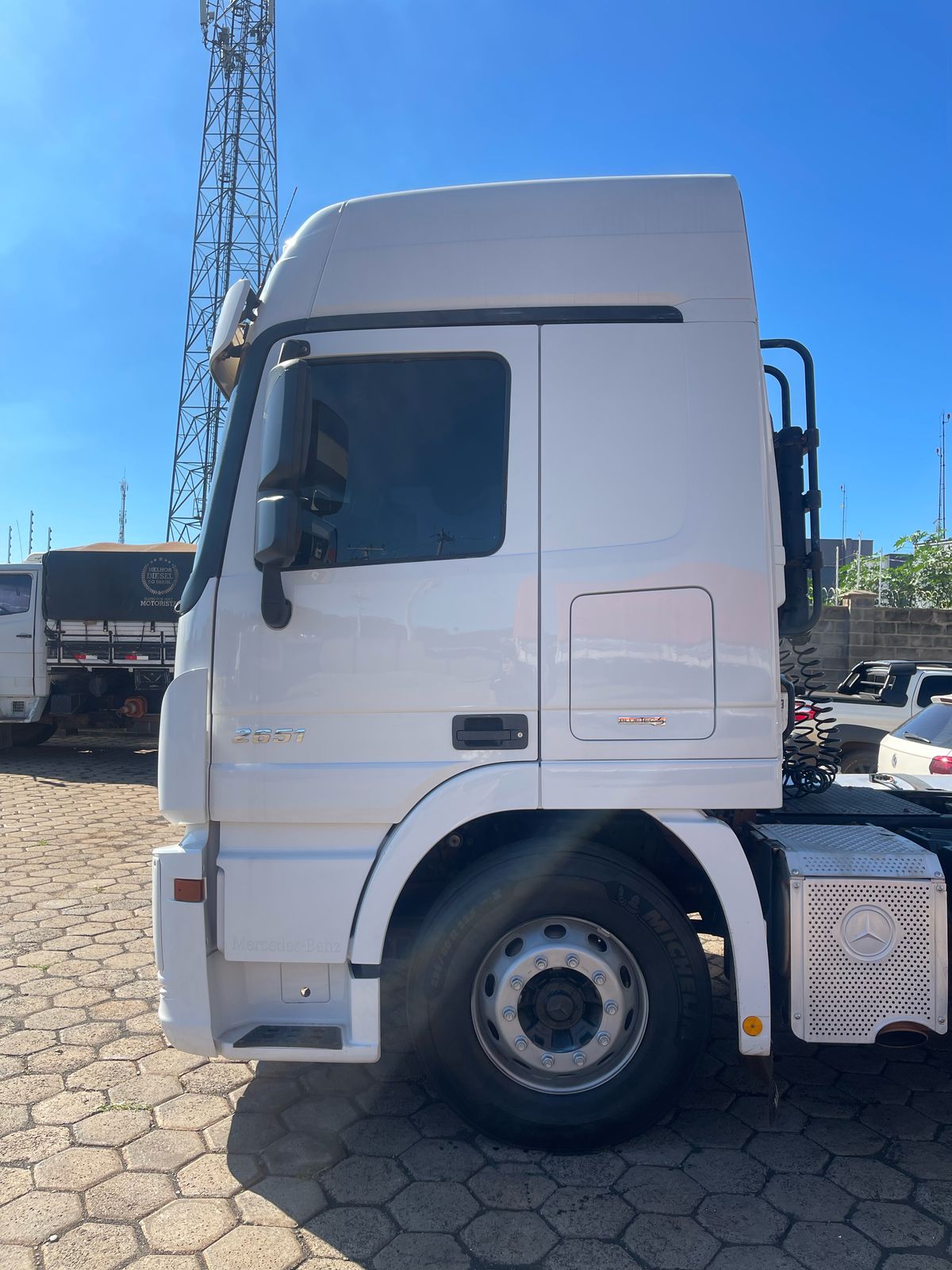 Marca/Modelo: Mercedez benz/ Actros 2651 Ano/Modelo: 16/16 Tração: 6x4 molas Quilometragem: 772 K Cor: Branco