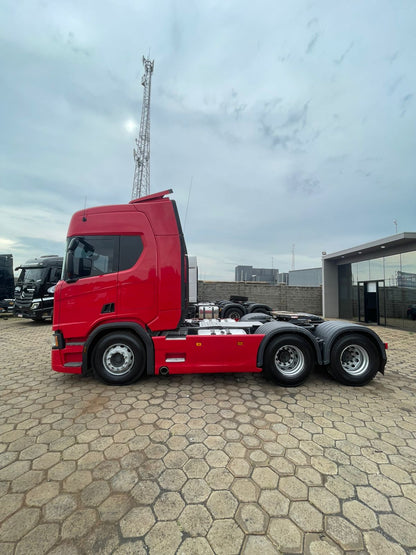Marca/Modelo: Scania/540 Ano/Modelo: 22/22 Tração: 6x4 molas Quilometragem: 320 k Cor: Vermelha