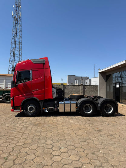 Marca/ Modelo: Volvo FH 540 Ano/Modelo: 17/18 Quilometragem: 781K Tração: 6X4 Cor: Vermelho