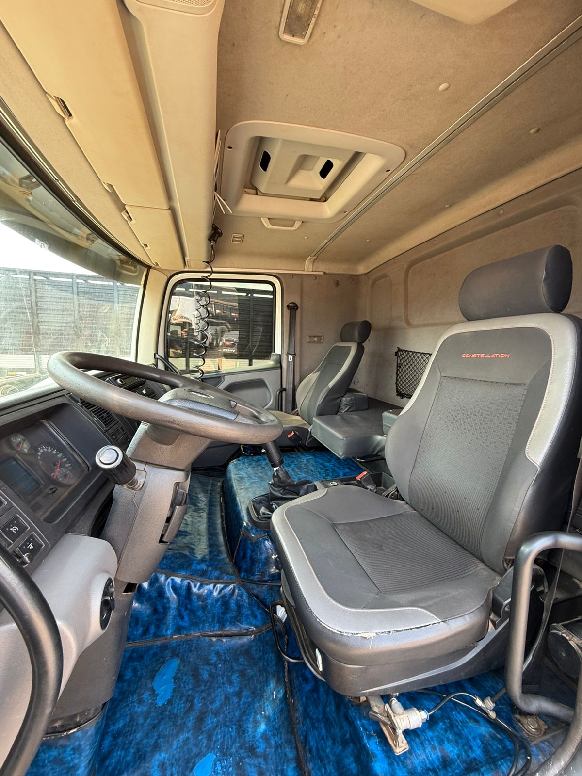 Marca/ Modelo: VW/Constellation 24.280 Ano/Modelo: 21/22 Quilometragem: 480K Tração: 8X2 Cor: Branco