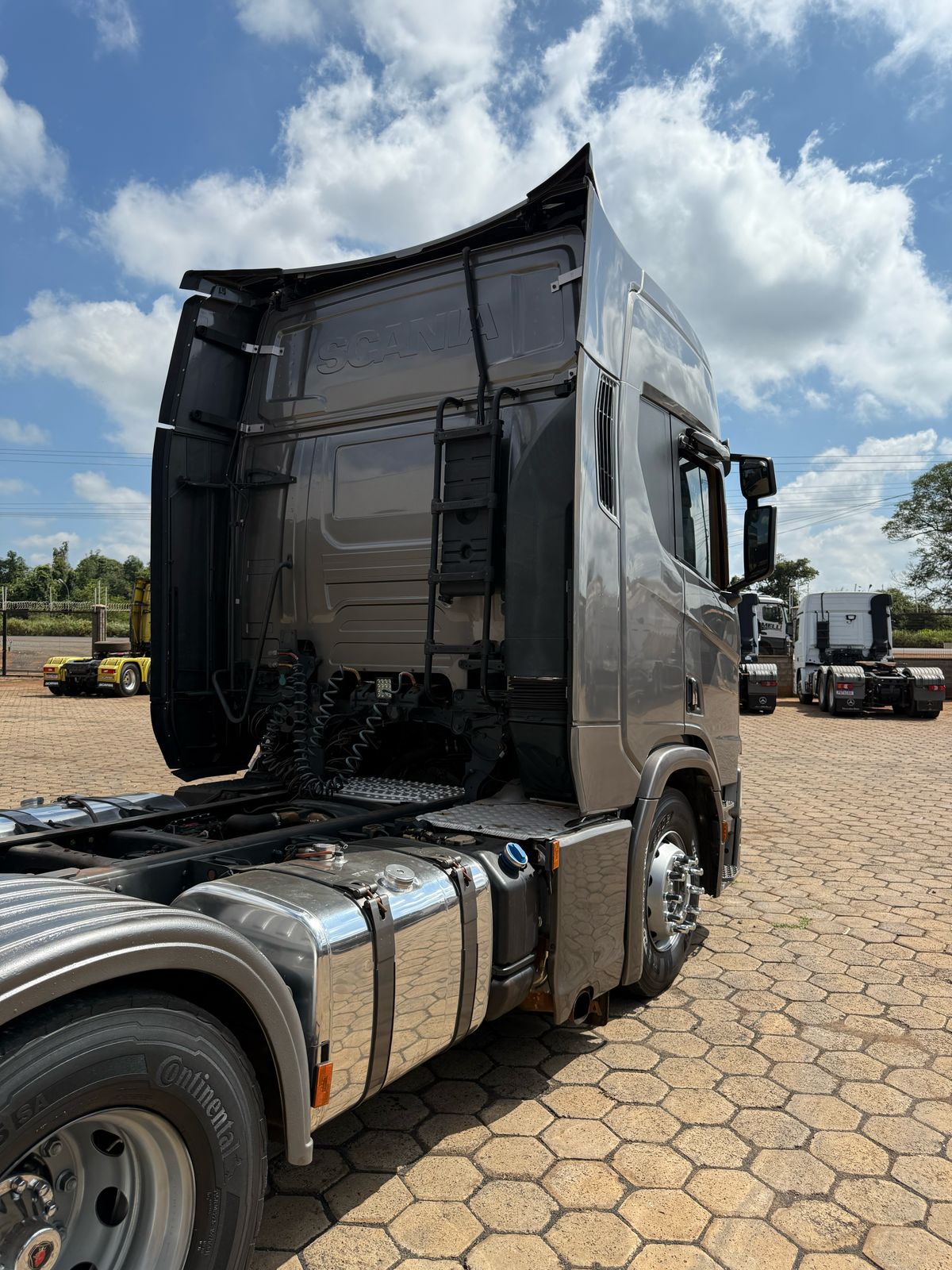 Marca/Modelo: Scania/R500 Ano/Modelo: 19/20 Tração: 6x4 molas Quilometragem: 538kCor: Prata